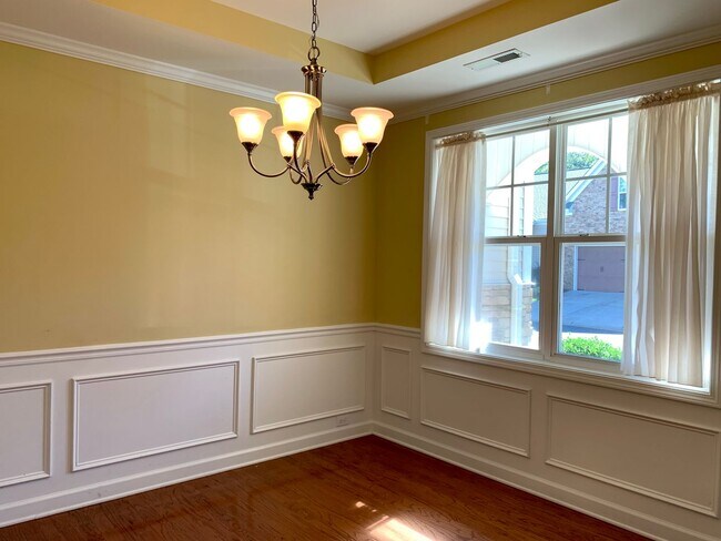 Building Photo - Spacious 3 Bedroom Off Alamance Church Road