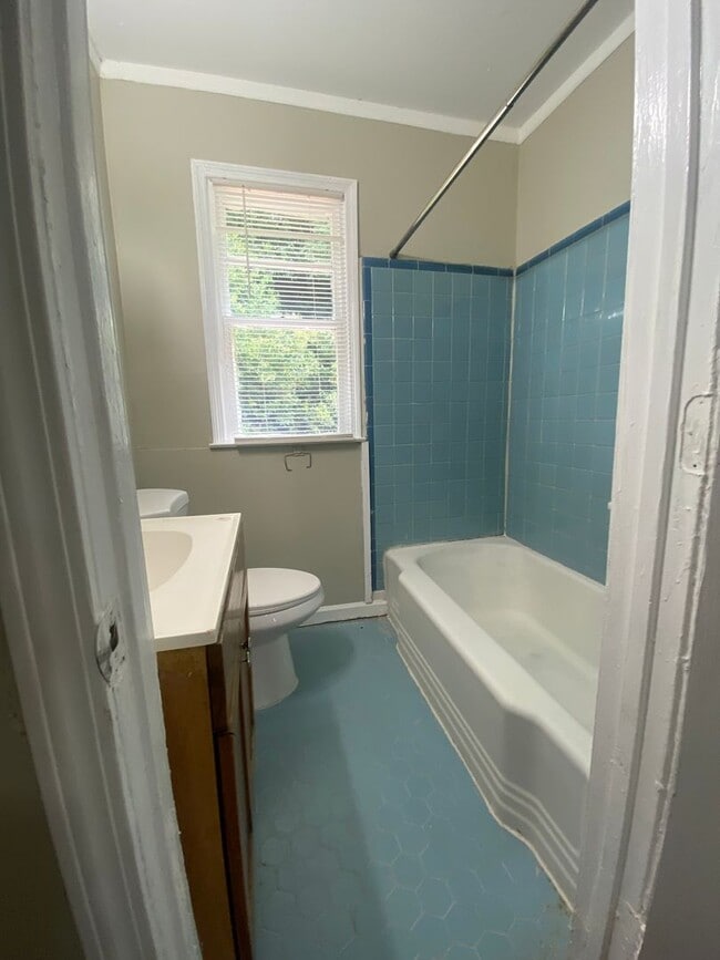 Building Photo - **AVAILABLE NOW**3 Bedroom / 1 Bathroom Ho...