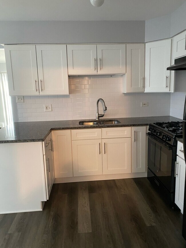 Foto del edificio - 4521 Maple Ave