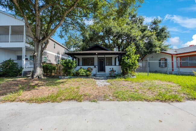 Foto del edificio - Spacious 2bdrm/1bath home with detached ga...