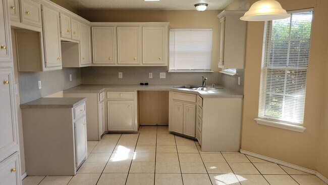 Building Photo - Beautiful 3/2/2 Available March!