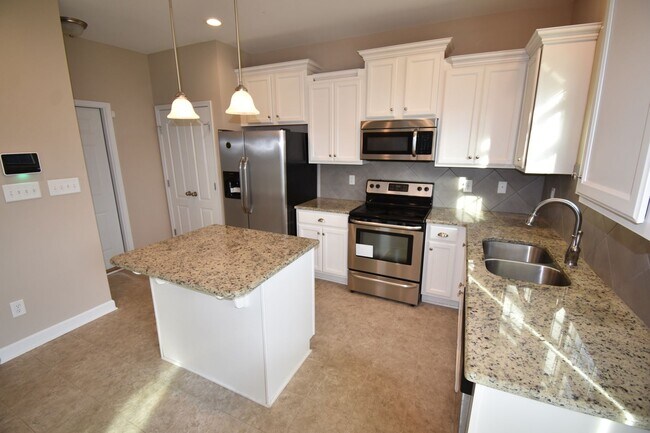 Foto del edificio - 4 Bedrooms and 2.5 Baths- PET CONSIDERED!
