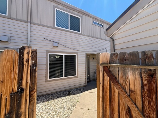 Building Photo - Charming Updated Condominium for Rent in S...
