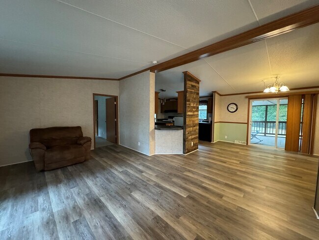 Building Photo - 5375 Friendly Ct