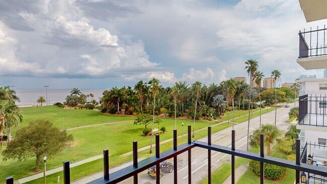 Foto del edificio - 1120 N Shore Dr NE