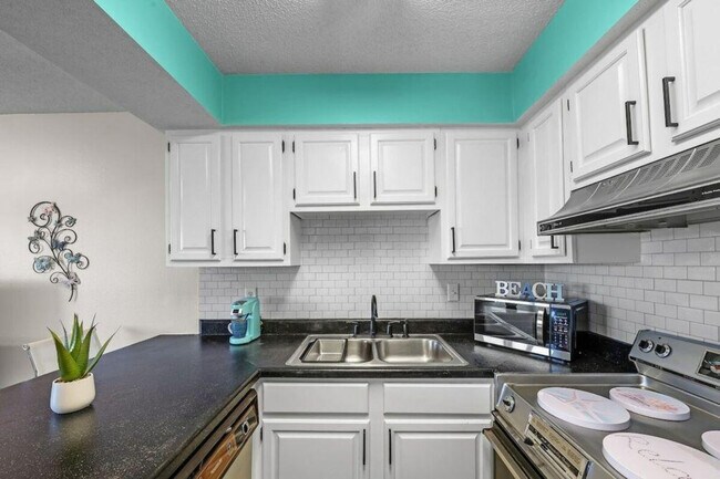 Building Photo - 1988 W Beach Blvd