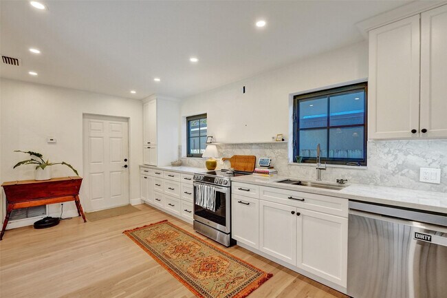 Foto del edificio - 807 SW 18th St