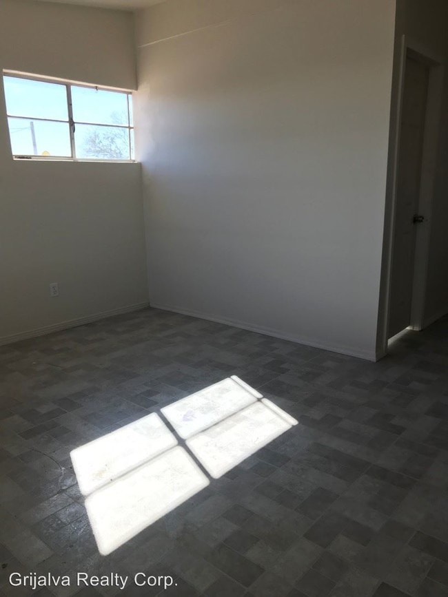 Building Photo - 711 E Bilby Rd