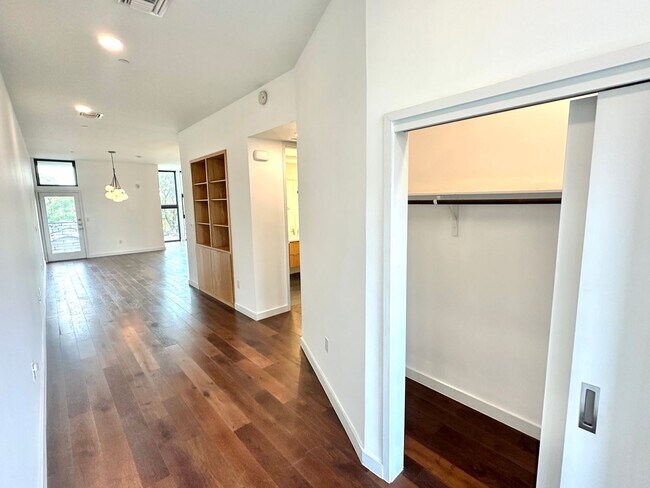 Foto del edificio - Stunning One bedroom/One bath Condo Locate...