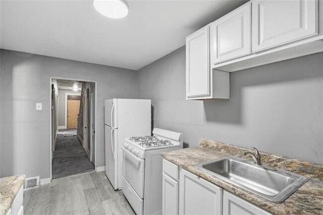 Building Photo - 5-bedroom, 1-bath home in East Pittsburgh