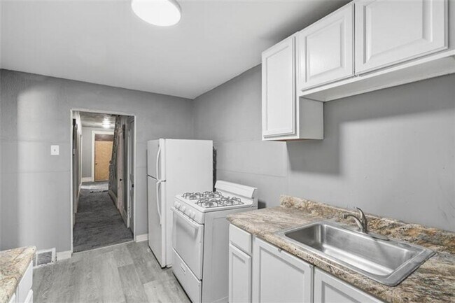 Foto del edificio - 5-bedroom, 1-bath home in East Pittsburgh