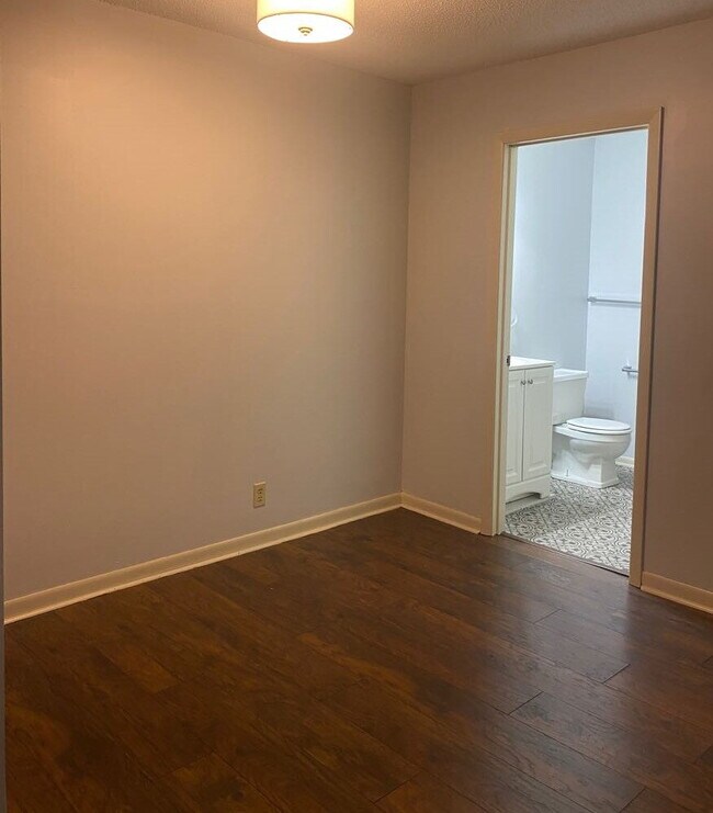 Building Photo - Spacious 2 bdrm/1.5 bath townhome in Cedar...