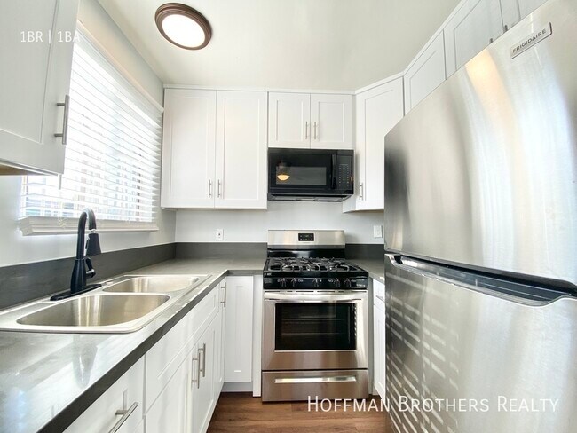 Foto del edificio - 1661 N Bronson Ave