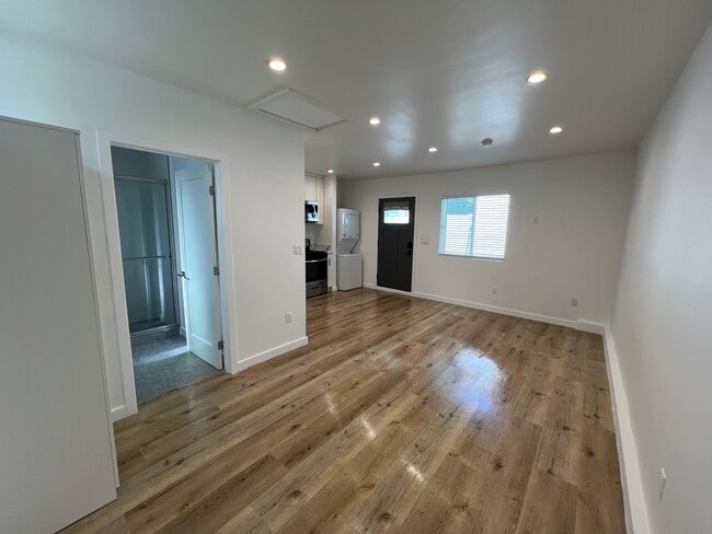Building Photo - 5400 Veloz Ave