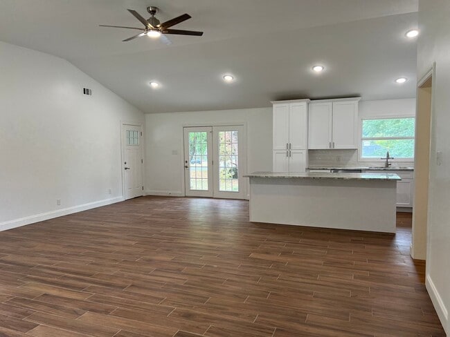 Building Photo - 1805 Starling Dr