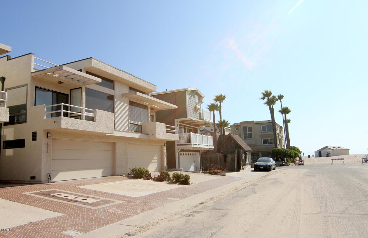 Primary Photo - 112 La Brea St