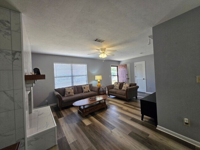 Foto del edificio - 3/2- Adorable home in Northwood Pines