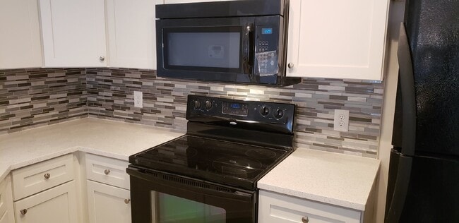 Building Photo - Convenient to Hilton Head, Two Bedroom Tow...