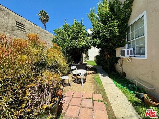 Building Photo - 163 N Clark Dr