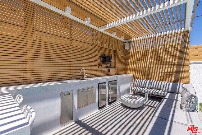 Foto del edificio - 3452 Rosewood Ave