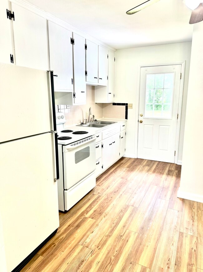 Building Photo - 2700 Castlewood Pl