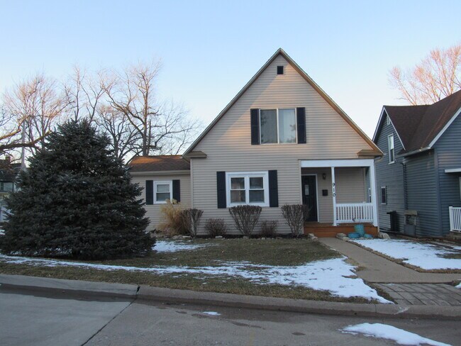 Building Photo - 910 E Pleasant St