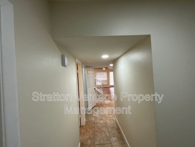 Building Photo - 815 E Grovers Ave
