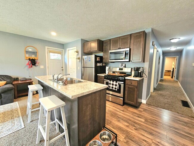 Foto del edificio - 3402 Max Paulsen Dr