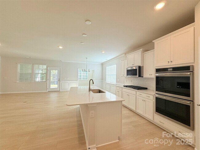 Foto del edificio - 6436 Fairfax Ct