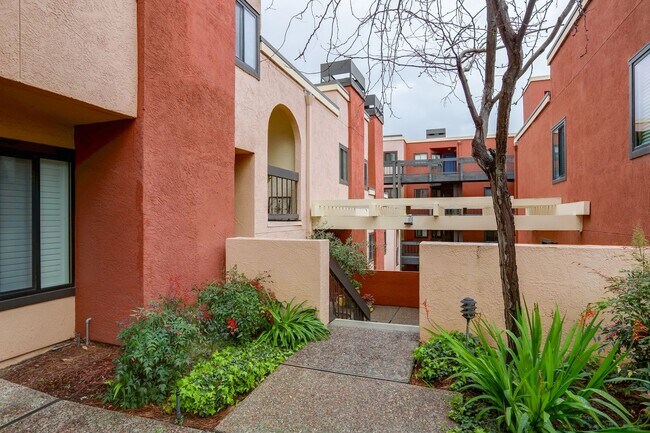 Foto del edificio - 2 Bed / 2.5 Bath pet friendly condo near downtown San Carlos with two parking spaces. YouTube tour!