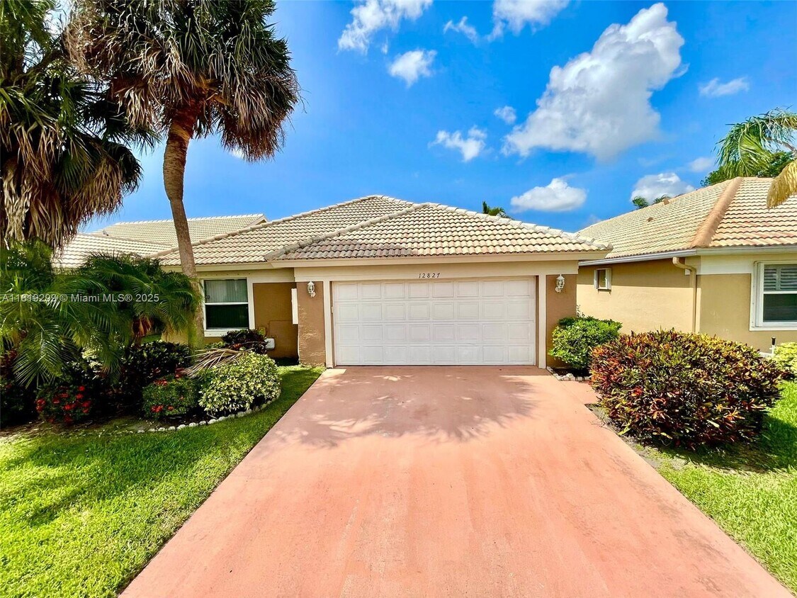 Foto principal - 12827 Hampton Lakes Cir