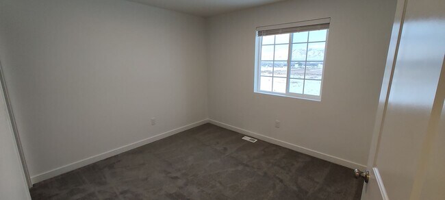 Building Photo - GET $500 OFF THE FIRST MONTHS RENT!!!!