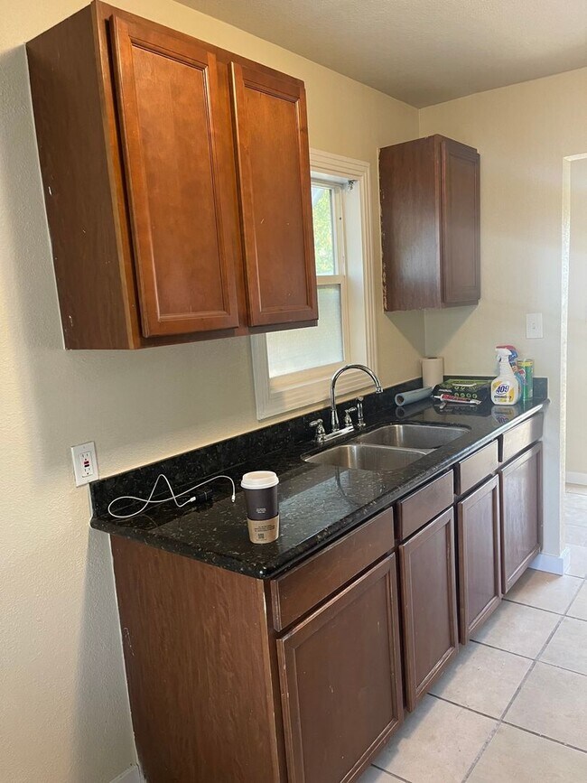 Building Photo - 1 Bedroom Duplex in Sacramento