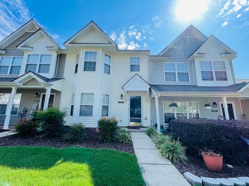 Foto principal - 8045 Long House Ln