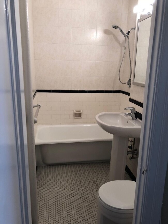 Building Photo - Brookline 2 Bed available 2/19