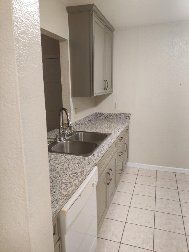 Building Photo - 5583 Lean Ave