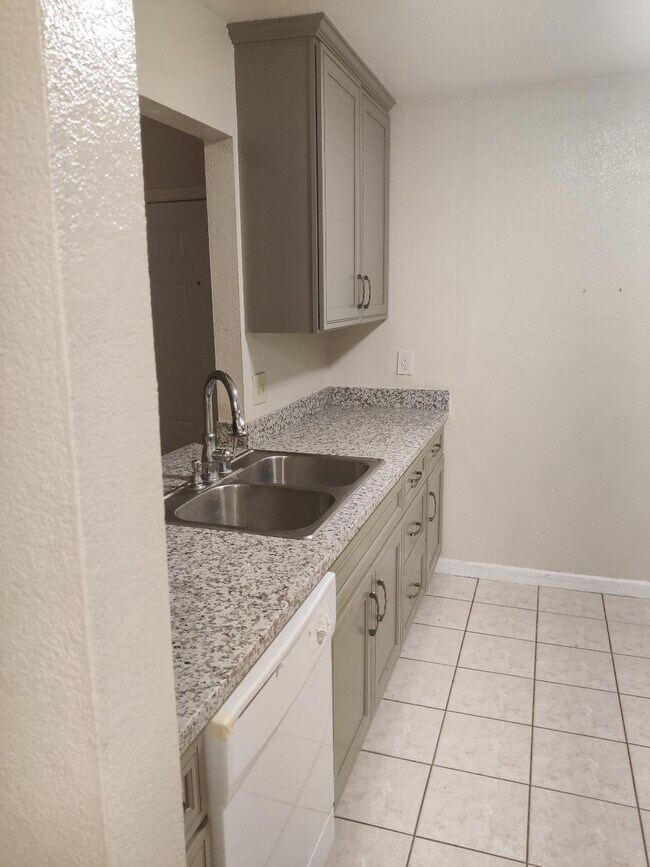 Foto del edificio - 5583 Lean Ave