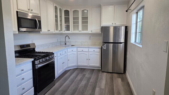 Kitchen - 4639 Lincoln Ave