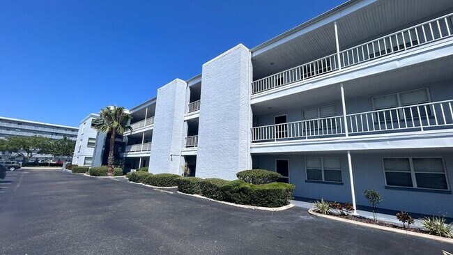 Foto del edificio - 1859 Shore Dr S