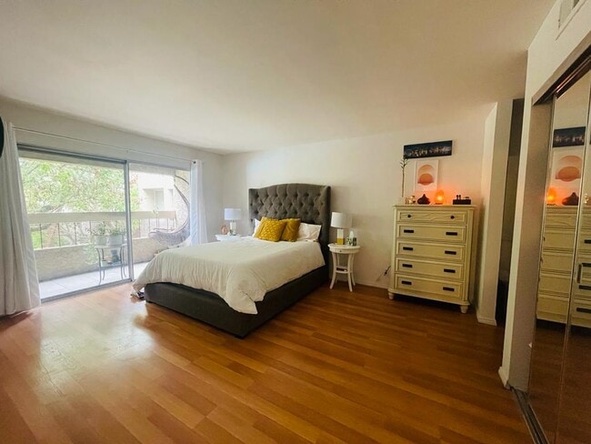 Large Master Bedroom - 10350 Caminito Cuervo
