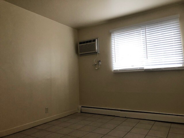 Bed 1 - 1706 Bloomfield Ave
