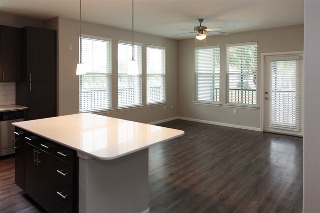 Building Photo - 2933 E Colonial Dr