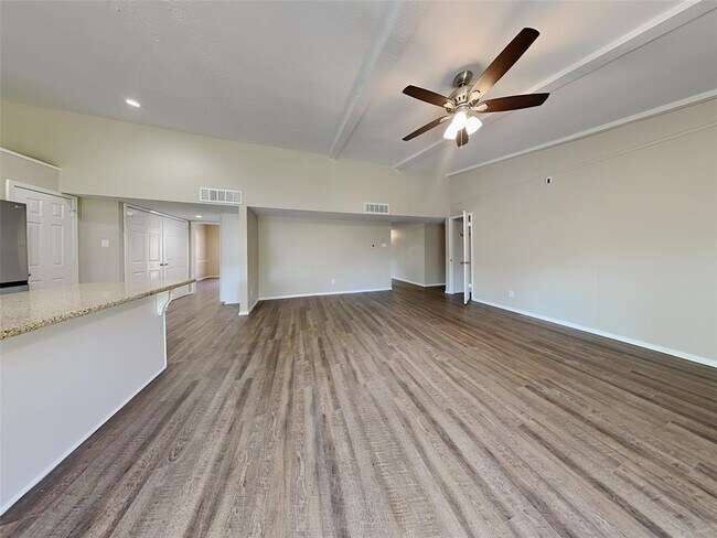 Foto del edificio - 5618 Hickory Forest Dr