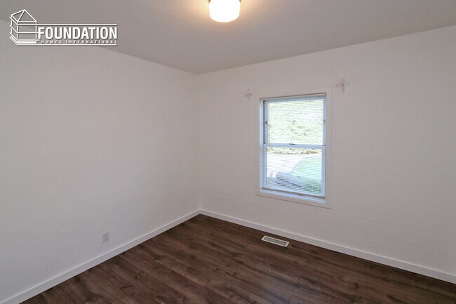 Building Photo - Spacious 3 bed in flats of Kentfield w/poo...