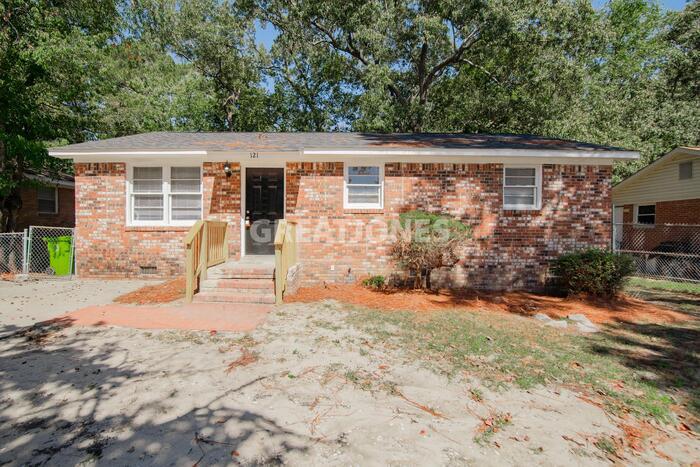 Primary Photo - 121 Charleswood Dr