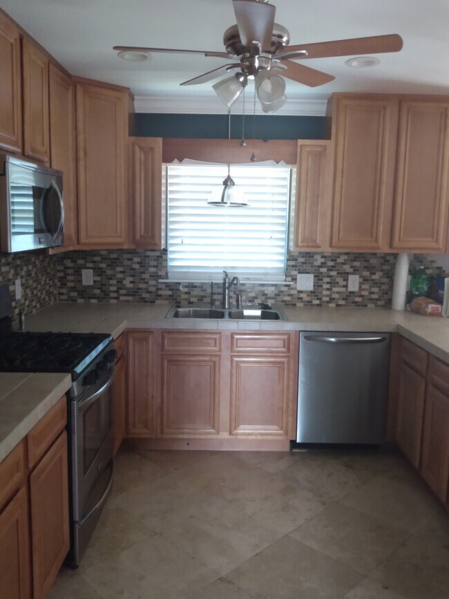 Building Photo - 2121 Lansing Dr