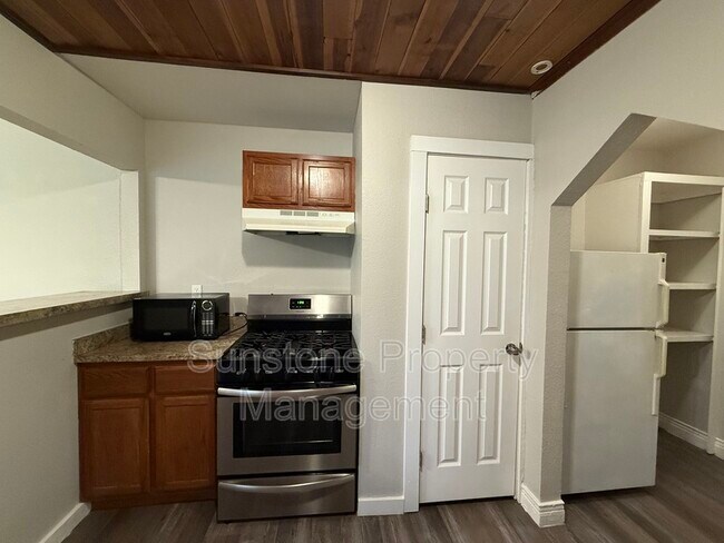 Foto del edificio - 3128 E 4th St