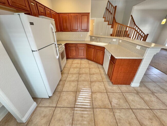 Foto del edificio - HERE'S THE PERFECT PLACE TO CALL HOME! 3 BEDROOM 2.5 BATHROOM TWO STORY TOWNHOUSE,