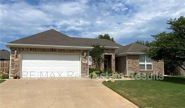 Building Photo - 3100 SW Tunica Ave