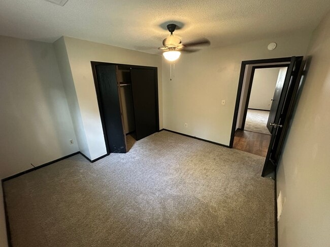 Building Photo - Updated 2BR Duplex with Garage & Yard – Co...